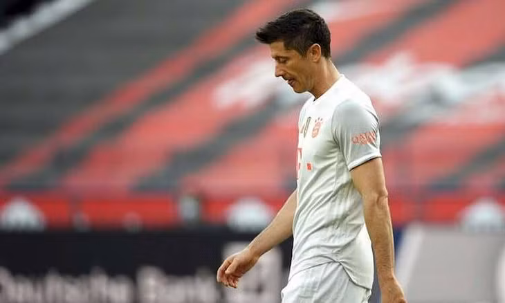 Lewandowski ghi bàn thứ 25 mùa này tại Bundesliga nhưng không thể giúp Bayern thắng. Ảnh: AP.
