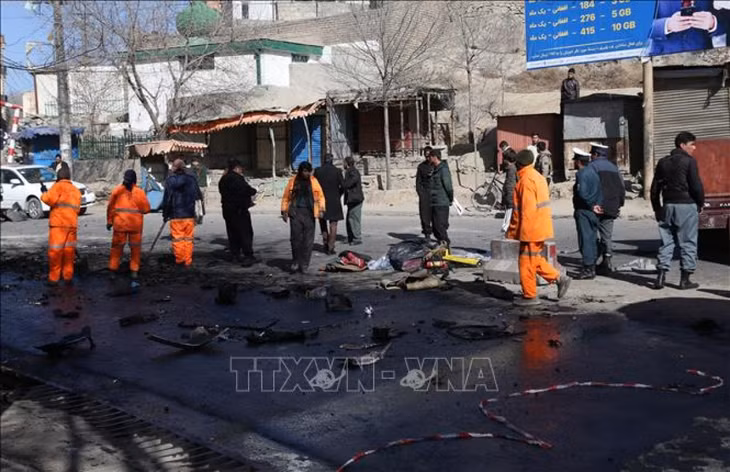 Hiện trường vụ đánh bom nhằm vào xe cảnh sát tại Kabul, Afghanistan, ngày 16/1/2021. Ảnh: THX/TTXVN