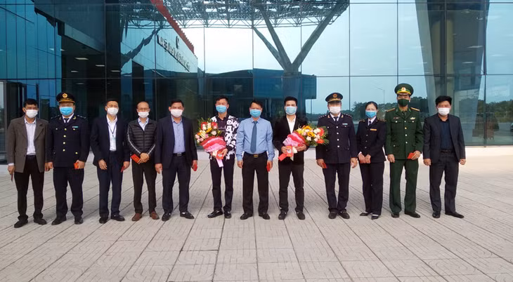 Lãnh đạo TP Móng Cái tặng hoa, động viên các lực lượng chức năng khối cửa khẩu và các doanh nghiệp trong ngày đầu tiên thông quan hàng hóa sau đợt nghỉ Tết Nguyên đán.