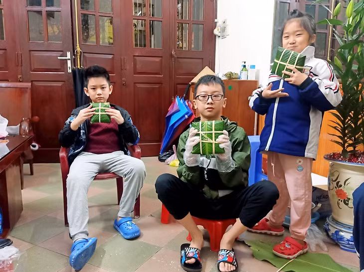 Nhiều bạn nhỏ khác lại vô cùng hào hứng khi lần đầu tiên được tự tay gói những chiếc banh chưng để đón Tết.