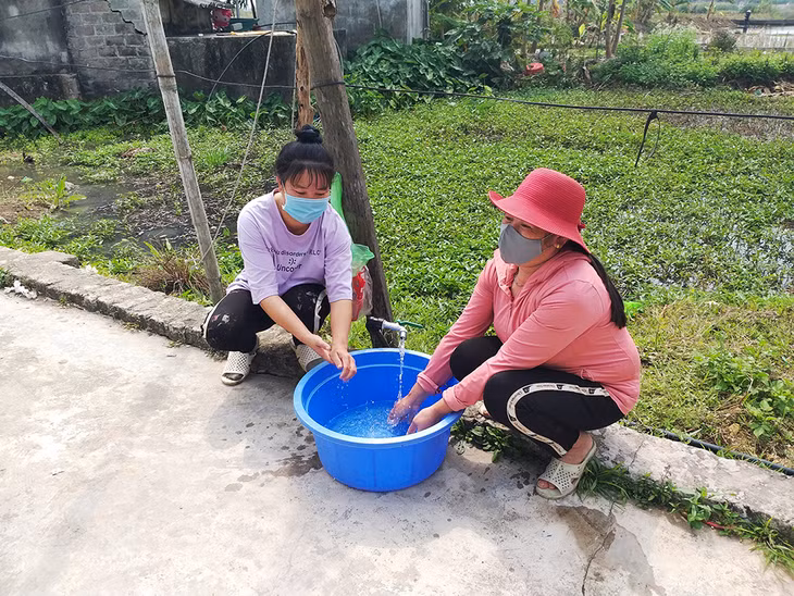 Người dân khu Cống Quỳnh, thôn 4, xã Liên Hòa, TX Quảng Yên phấn khởi vì được sử dụng nguồn nước sạch.