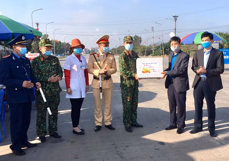 Đồng chí Nguyễn Văn Thành, Phó Chủ tịch UBND TP Uông Bí tặng quà, động viên, cảm ơn lực lượng chốt kiểm soát dịch Covid - 19 tại chân cầu Đá Bac (Phương Nam).