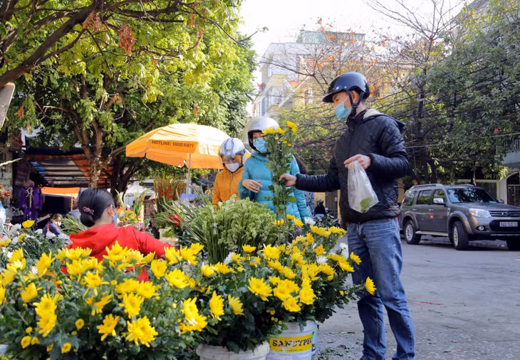 Một trong những mặt hàng được nhiều người tìm mua nhất trong dịp này là hoa tươi các loại.