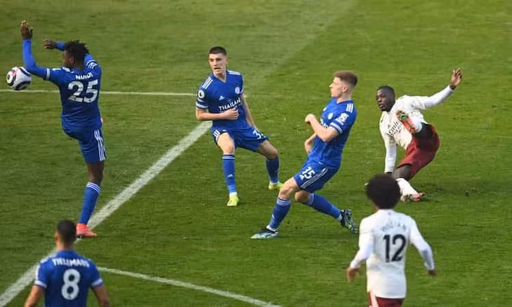 Ndidi để bóng chạm tay trong vòng cấm, khiến Leicester bị phạt đền. Ảnh: Reuters.