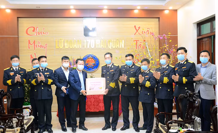  Cao Tường Huy, Phó Chủ tịch Thường trực UBND tỉnh đã tới thăm, chúc tết cán bộ, y bác sỹ Bệnh viện Sản nhi Quảng Ninh