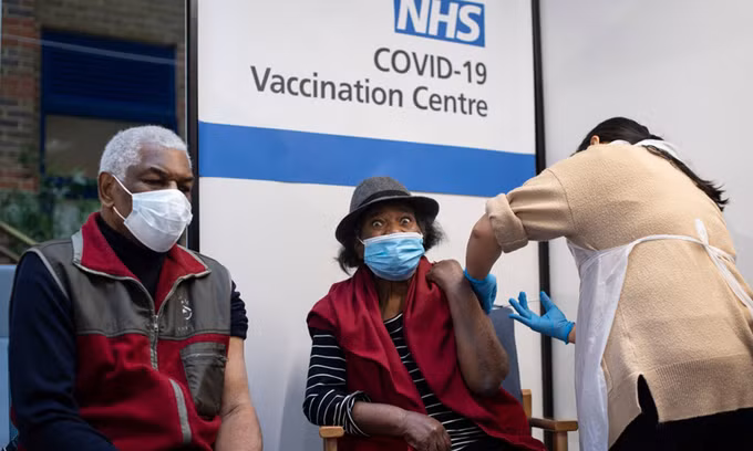Nhân viên y tế tiêm vaccine Covid-19 cho người cao tuổi tại Bệnh viện Guy's ở London, Anh tháng 12/2020. Ảnh: AP.