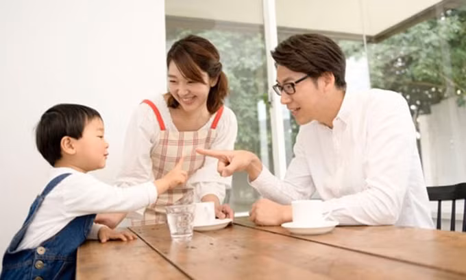 Cha mẹ cần tạo thói quen làm việc nhà từ sớm để con có khả năng tự chăm sóc bản thân, đồng thời rèn luyện được đức tính chăm chỉ. Ảnh minh họa.