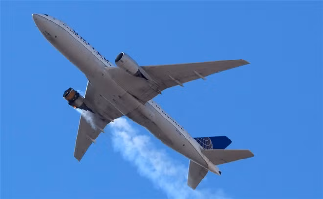 Máy bay Boeing-777 của United Airlines bốc cháy trên không. (Ảnh: Reuters)