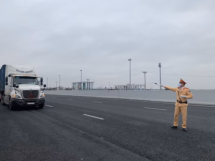 Cán bộ Đội CSGT số 2, Phòng CSGT đường bộ đường sắt điều tiết phương tiện đi qua cầu Bạch Đăng (TX Quảng Yên) 