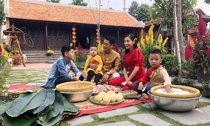 Gia đình ca sĩ Ngô Mai Trang tổ chức buổi nấu bánh chưng cùng bạn bè, hàng xóm. Ảnh: TT.