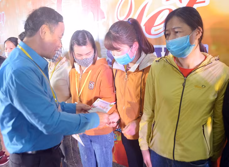 Ông Đỗ Cao Thượng Phó Chủ tịch LĐLĐ tỉnh trao quà cho CNLĐ có hoàn cảnh khó khăn tại Công ty.