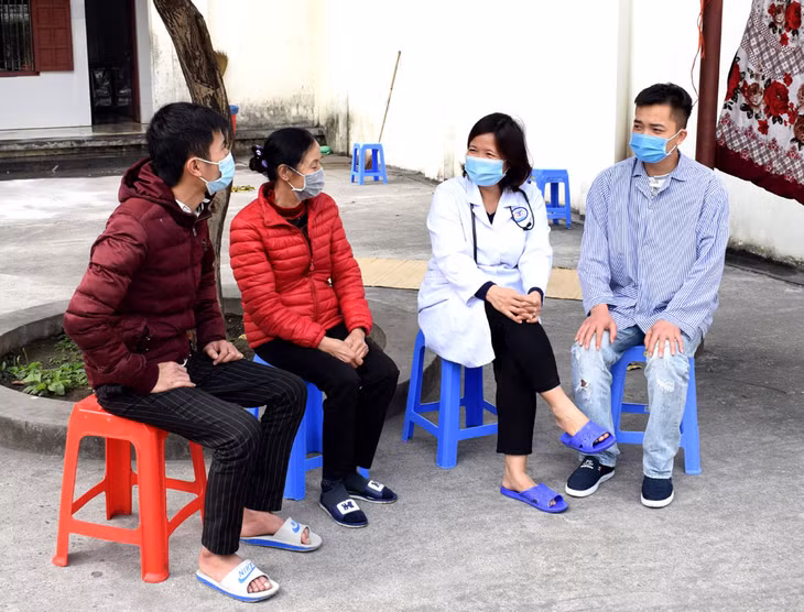 Bác sĩ Thủy thường xuyên tiếp xúc cởi mở với bệnh nhân, nắm bắt tâm lý của họ để chữa bệnh cho tốt.