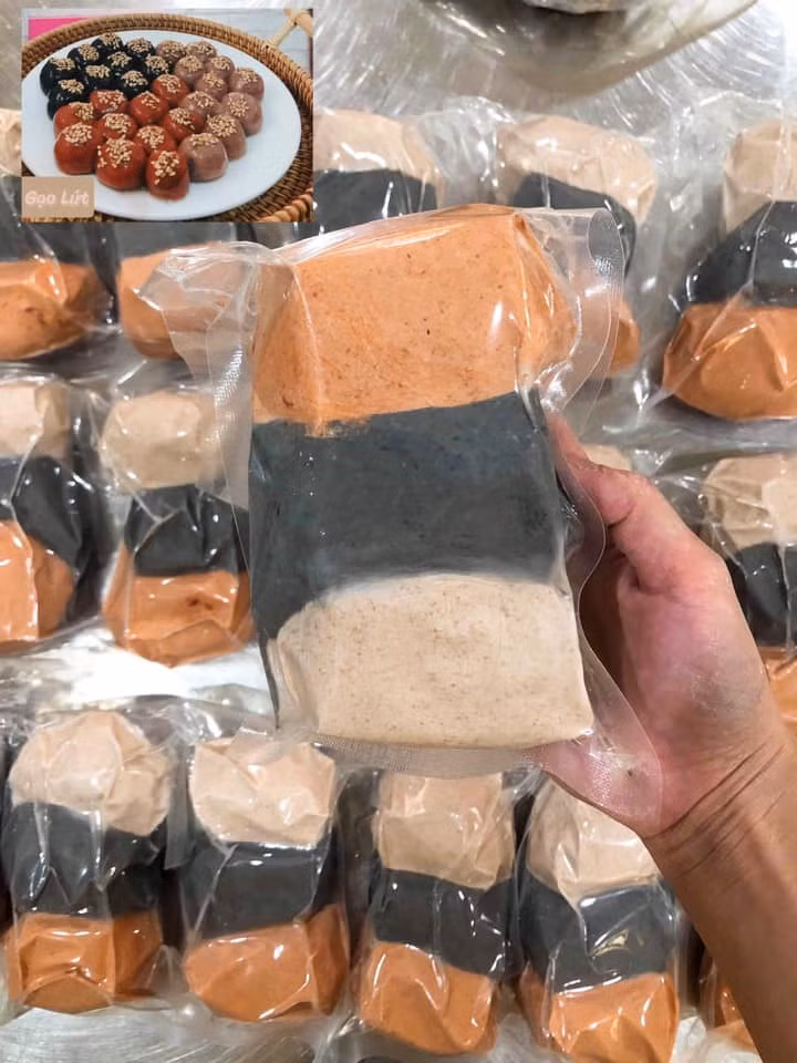 Bột bánh chia đều vào các túi, được hút chân không cấp đá. 