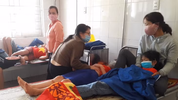 Các học sinh phải nhập viện để theo dõi sức khỏe do ngộ độc thực phẩm