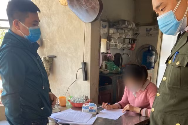 Chị T. vừa bị cơ quan công an lập biên bản xử phạt về hành vi trốn tránh việc áp dụng biện pháp cách ly y tế của cơ quan nhà nước có thẩm quyền (Ảnh: Công an cung cấp).