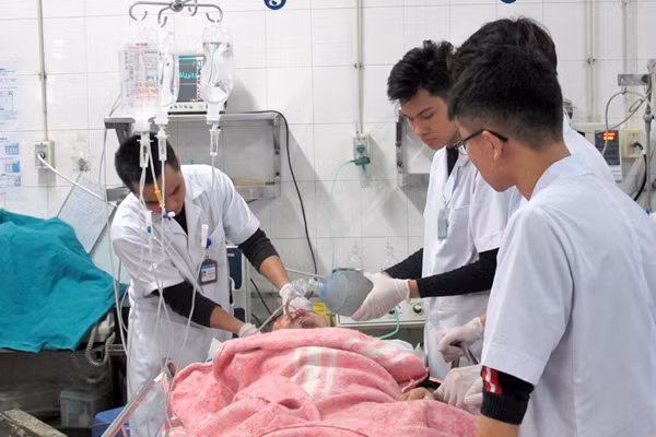 Y bác sĩ tại Bệnh viện Việt Đức (Hà Nội) cấp cứu ca tai nạn giao thông dịp Tết.