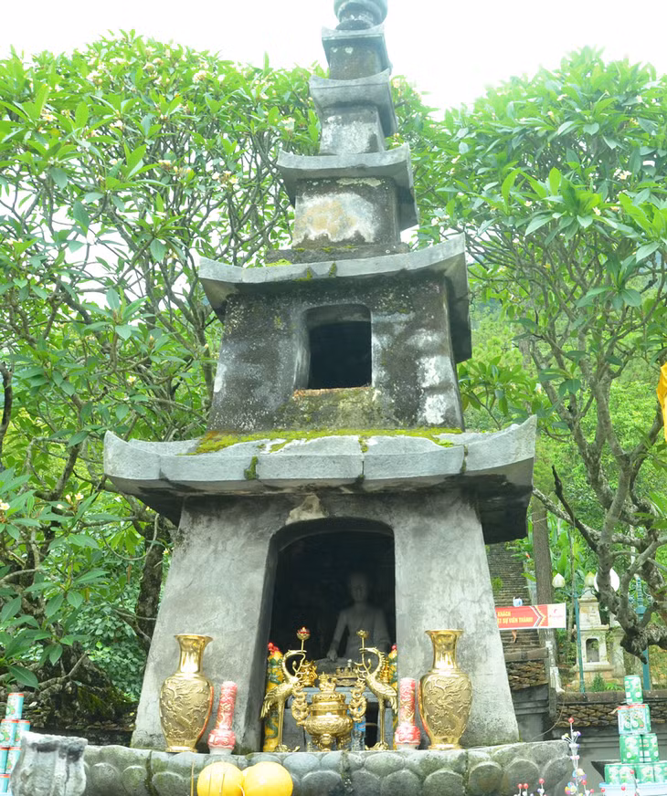 Bảo tượng Phật hoàng trong vườn tháp Huệ Quang.