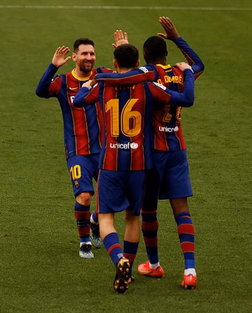 Messi ăn mừng chiến thắng cùng các đồng đội. (Ảnh: Getty).