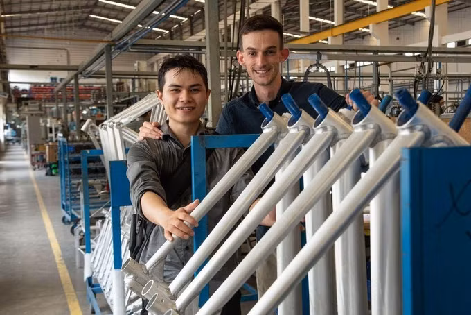 Minh Tôn (trái) và CEO Jack O’Sullivan tại xưởng sản xuất ở Đồng Nai. Ảnh: Modmo
