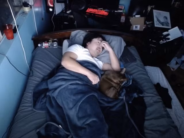 "Asian Andy" kiếm được 16.000 USD chỉ bằng cách ... nằm ngủ. (Ảnh: YouTube)