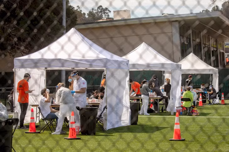 Các nhân viên y tế xét nghiệm sàng lọc Covid-19 cho người dân ở Mission, San Francisco, Mỹ. Ảnh: Karl Mondon/Bay Area News Group).