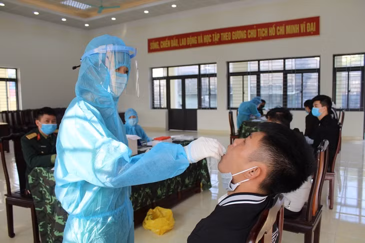 Lấy mẫu xét nghiệm tại Ban Chỉ huy quân sự TP Móng Cái 
