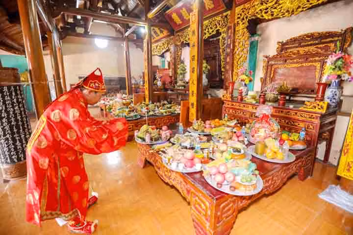Cỗ được bày trong nhà thờ họ dâng tiên tổ.