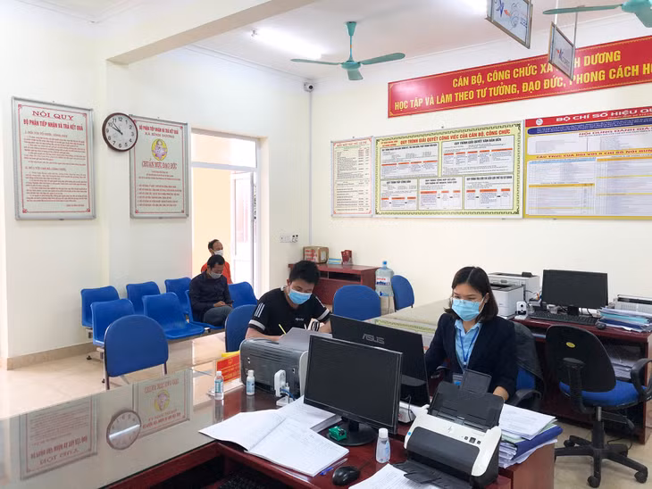 Nguwoif dân đi làm thủ tục hành chính