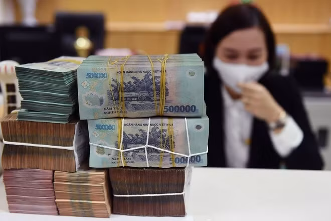 Không chỉ bị giảm thu nhập, hàng nghìn nhân viên ngành ngân hàng năm vừa qua đã mất việc do chính sách cắt giảm nhân sự của ngân hàng mẹ. (Ảnh: Hoàng Hà)