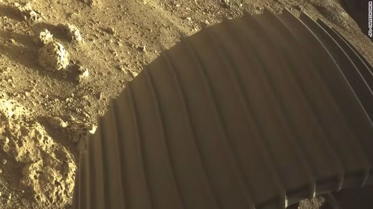 Hình ảnh bề mặt sao hỏa mà camera trên xe thăm dò chụp lại. Ảnh: NASA.