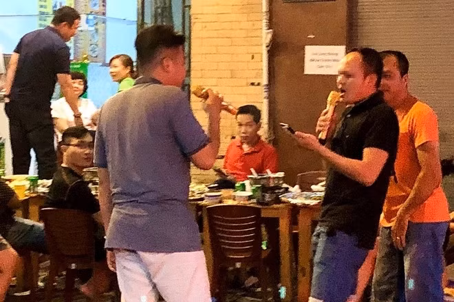 Hát karaoke như ’tra tấn’ hàng xóm ngày Tết.