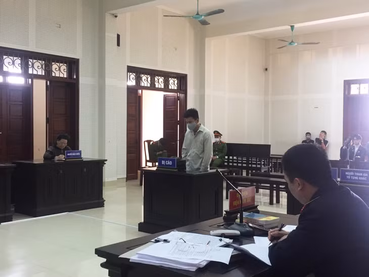 Trong suốt phiên xử, bị cáo luôn cúi đầu lặng lẽ.