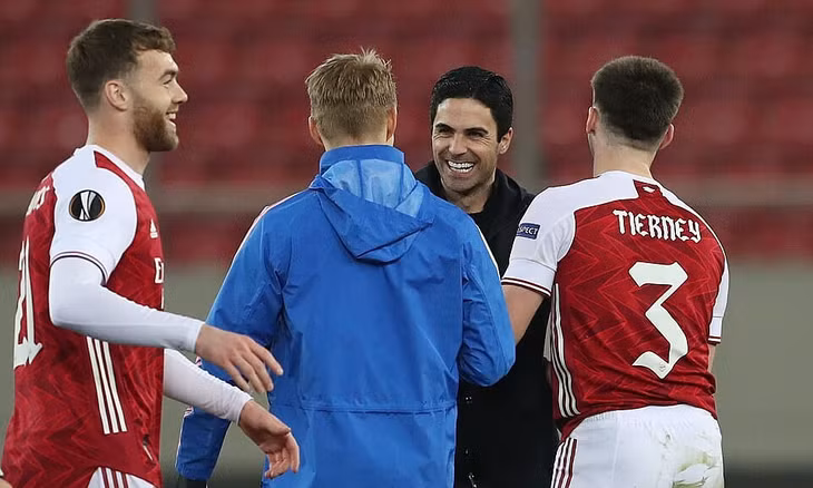 HLV Arteta (áo đen) hạnh phúc với trận thắng Benfica - CLB giàu truyền thống hơn Arsenal ở Cup châu Âu. Ảnh: Reuters