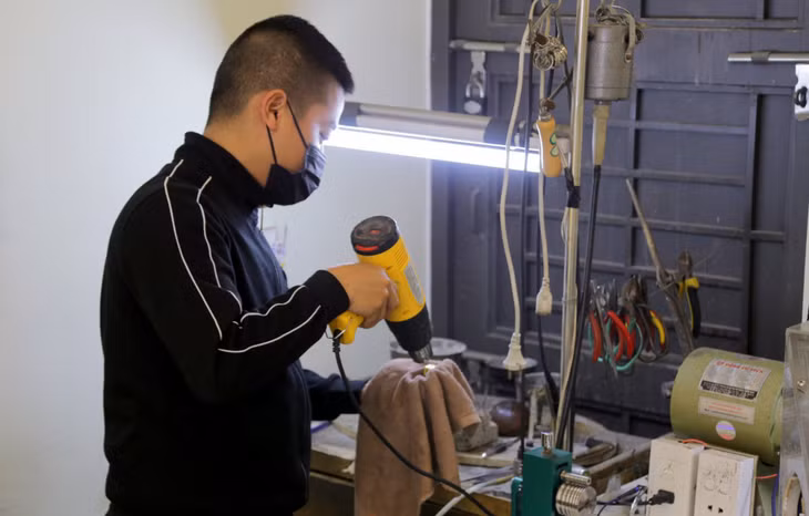 Các cửa hàng cũng bố trí kỹ thuật viên, sẵn sàng xử lý kỹ thuật cho các sản phẩm vàng trang sức để đáp ứng ngay yêu cầu của khách hàng.