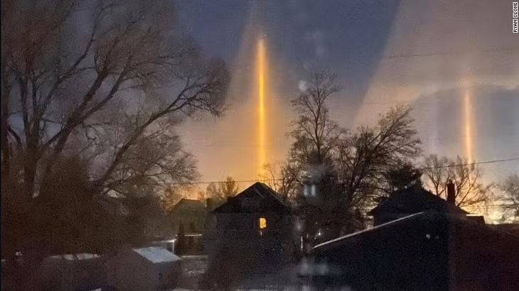 Cột sáng nhảy múa trên bầu trời ở Michigan. Ảnh: CNN.