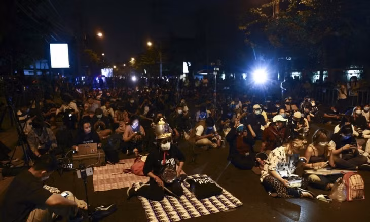 Người dân biểu tình bên ngoài tòa nhà quốc hội Thái Lan ở Bangkok tối nay. Ảnh: AFP.