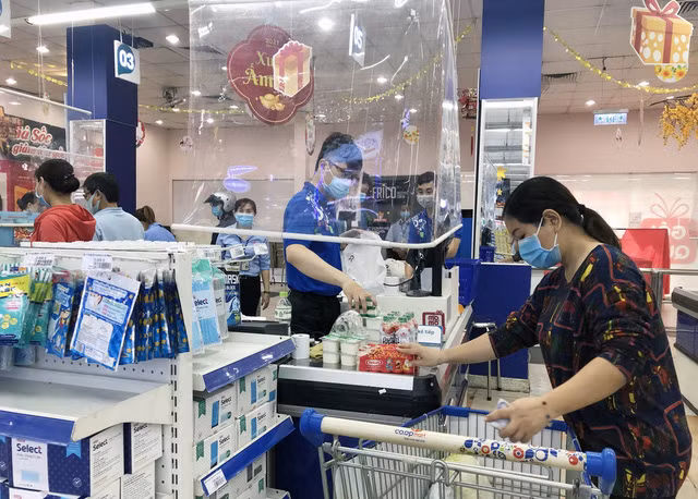 Hàng hóa tiêu dùng thiết yếu trên địa bàn thành phố đáp ứng nhu cầu mua sắm của người dân trong kỳ nghỉ Tết năm nay (Ảnh: TTXVN)