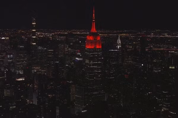  Đỉnh Tòa nhà Empire State tại New York, Mỹ chuyển màu đỏ để mừng Tết Tân Sửu hôm 10/2. Ảnh: Empire State Building 