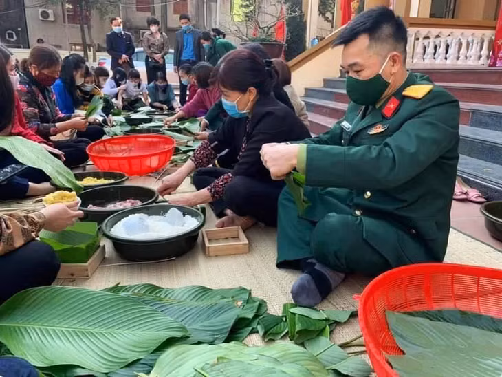 Cán bộ nhân dân, bộ đội, đoàn viên thanh niên tại các địa phương, đơn vị trên địa bàn tỉnh gói bành trưng để ủng hộ lực lượng trực phòng chống dịch, người thực hiện cách ly và người lao động ở lại không về quê ăn Tết.