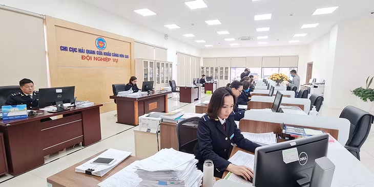 Cán bộ Chi cục HQCKC Hòn Gai hướng dẫn doanh nghiệp kê khai thủ tục hải quan.