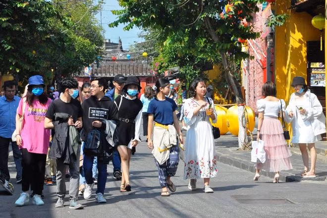 Nhiều du khách đến phố cổ Hội An du xuân những ngày đầu năm mới. ẢNH: THÙY DƯƠNG