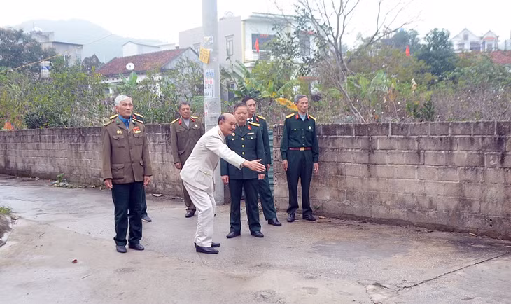 Tuyến đường liên xóm thôn Đông Thắng, xã Đông Xá (Vân Đồn), do hội CCB xã vận động người dân hiến đất mở rộng. 