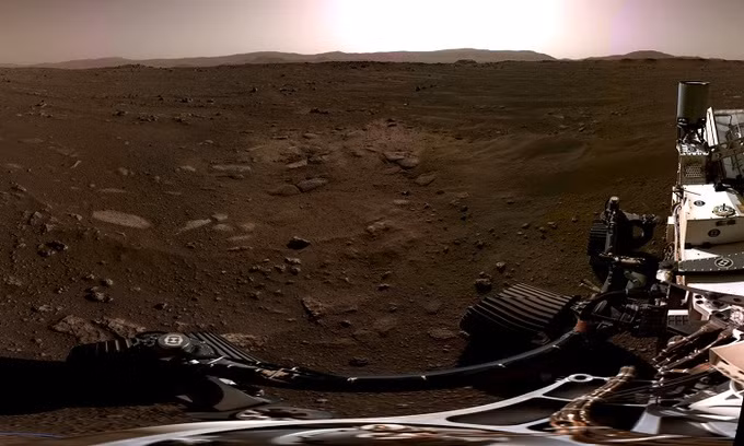 Toàn cảnh miệng hố Jezero nhìn từ camera của robot Perseverance. Ảnh: NASA.
