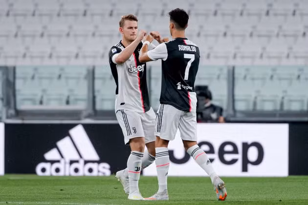  Matthijs de Ligt và Cristiano Ronaldo đều đã dính thẻ vàng ở Coppa Italia.
