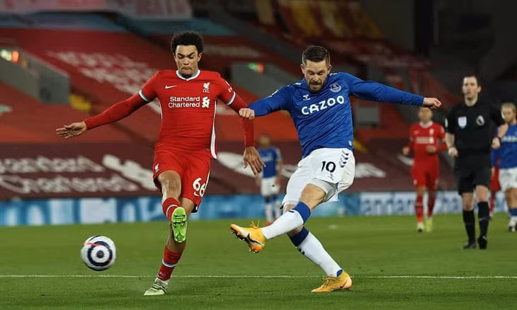 Sigurdsson (số 10) chơi nổi bật và ghi bàn ấn định tỷ số 2-0. Ảnh: Pool