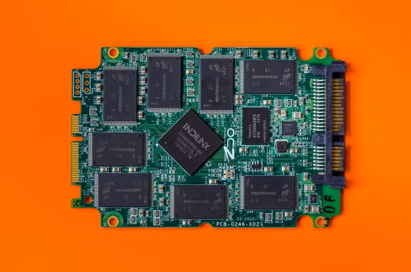 Bên trong ổ SSD là các chip nhớ, khá giống một chiếc USB