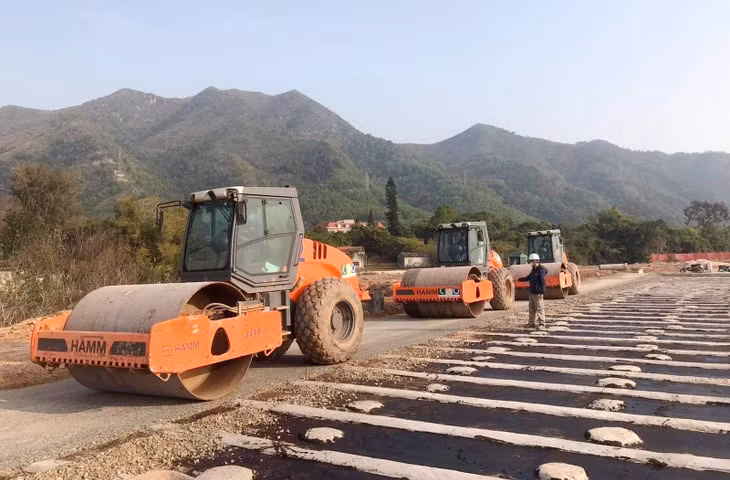 Ngay trong ngày mùng 3 Tết, nhiều chủ đầu tư đã tiến hành khai xuân, tổ chức cho công nhân thi công các dự án, với mong muốn sẽ hoàn thành sớm kế hoạch ngay từ những ngày đầu, quý đầu của năm 2021.