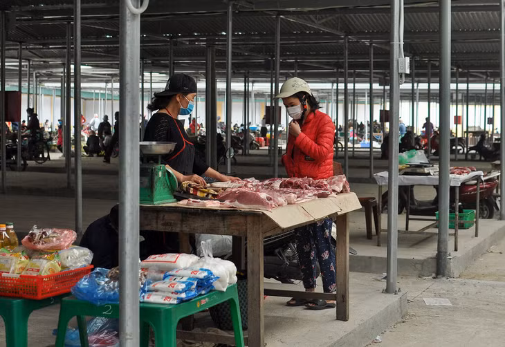 Chợ Chí Linh ngày 16/2, ngày đầu nối tiếp cách ly xã hội. Ảnh: Hà Bi.