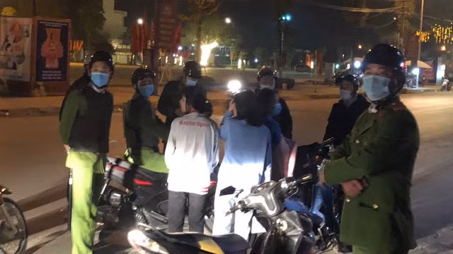 Tổ tuần tra Công an huyện Lục Ngạn kiểm tra, xử lý các trường hợp không đeo khẩu trang (Ảnh: Báo Bắc Giang).