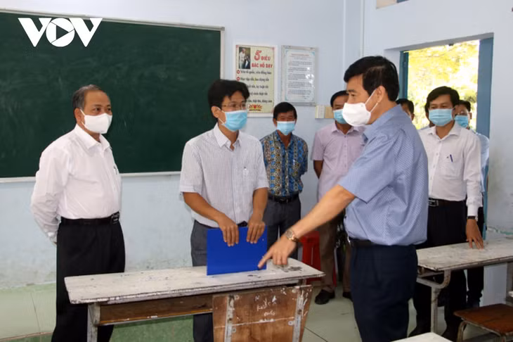 Chủ tịch Uỷ ban nhân dân tỉnh Đồng Tháp Phạm Thiện Nghĩa kiểm tra điều kiện để đón học sinh trở lại trường học.